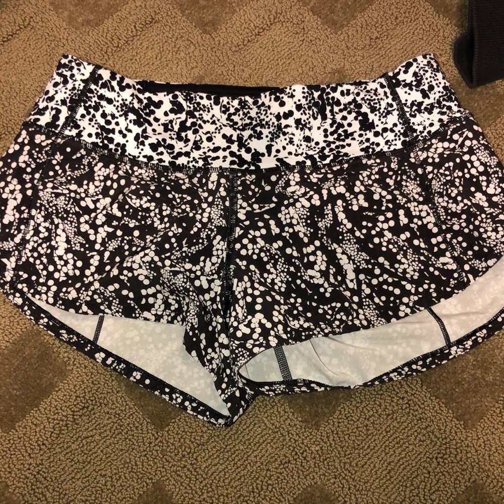 LULULEMON SHORTS NEVER WORN SIZE 2